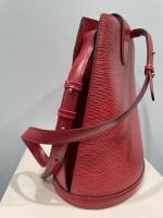 LOUIS VUITTON - SAC modèle "Cluny" en cuir épi rouge,...