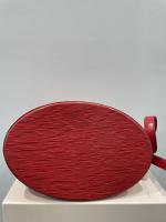 LOUIS VUITTON - SAC modèle "Cluny" en cuir épi rouge,...