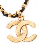 CHANEL - COLLIER en métal doré et cuir noir, le...