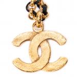 CHANEL - COLLIER en métal doré et cuir noir, le...