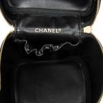 CHANEL - VANITY en cuir d'agneau noir en partie matelassé,...