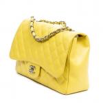 CHANEL - SAC modèle "Timeless" en cuir caviar couleur jaune...