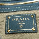 PRADA - SAC à main en cuir grainé bleu à...