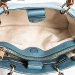 GUCCI - SAC modèle "Bamboo" MM en cuir grainé bleu,...