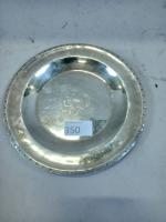 ASSIETTE mexicaine en argent 950/°° à décor géométrique sur le...