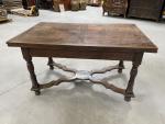 TABLE en bois naturel de style Louis XIII, entretoise en...