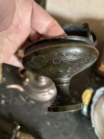 Ensemble d'OBJETS comprenant: une COUPE sur piédouche en bronze dans...