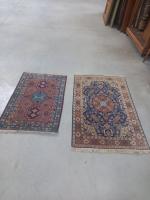 Deux tapis en laine , un petit tapis à décor...