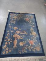 Un tapis en laine et soie à décor de fleurs...