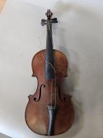 Un violon d'étude, porte une étiquette  Antonius Stradivarius, Cremononefis,...