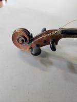 Un violon d'étude, porte une étiquette  Antonius Stradivarius, Cremononefis,...