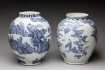 Deux VASES pansus en porcelaine de Chine à décor en...