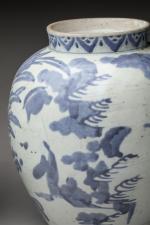 Deux VASES pansus en porcelaine de Chine à décor en...