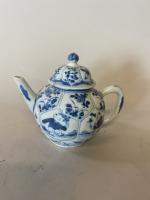 Chine, époque Kangxi,Théière en porcelaine blanc bleu à décor de...