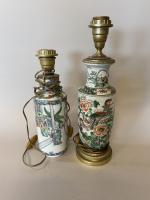 Deux VASES en porcelaine et émaux de la famille verte,...