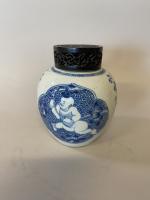 VASE boule en porcelaine blanc-bleu à décor d'enfants riant dans...