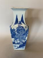 VASE quadrangulaire en porcelaine blanc bleu, à décor d'un village...