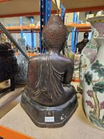 Le bouddha en bronze style de Mandalay  en prise...