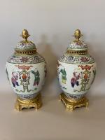 Paire de vases couverts en porcelaine et émaux polychromes, à...