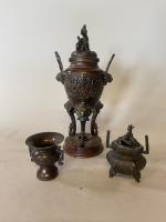 Ensemble de trois petits VASES en bronze patine brune comprenant:...