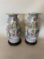 Paire de VASES balustre en porcelaine de la Famille Rose...