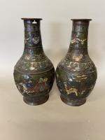 Paire de VASES en bronze cloisonné à décor de cavaliers....