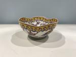 Coupe floriforme en porcelaine coquille d'oeuf a décor polychrome de...