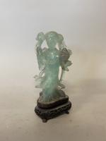 GUANYIN en quartz vert sur socle en bois. Chine, travail...