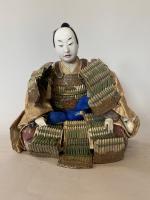 POUPEE japonaise à décor d'un samouraï en armure. H : 30...