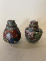 Deux petits POTS couverts en bronze et émaux cloisonnés polychromes...