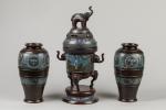 Ensemble de trois bronzes et émaux champlevés, comprenant un brûle-parfum...