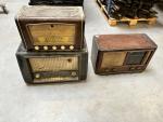 3 anciens postes radios de différents modèles. Accidents et manques.