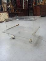 DANS LE GOÛT de CINNA, une TABLE d'appoint en plexiglas...