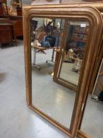 Un grand miroir en bois et stuc doré , époque...