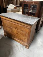 Une COMMODE d'époque Louis-Philippe à quatre tiroirs, dessus de marbre...