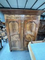 Une ARMOIRE en noyer et incrustations de bois ouvrant par...