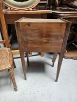 Table volante en bois ouvrant par un rideau coulissant en...