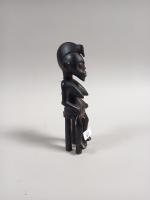 COTE D'IVOIRE, statuette de femme assise en bois exotique et...