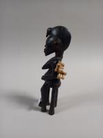 COTE D'IVOIRE, statuette de femme assise en bois exotique et...