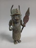 BENIN , Un guerrier , alliage de bronze, 34x8x8 cm...