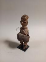 VILI ou YAKA, statuette fétiche en bois, plumes et cordes....