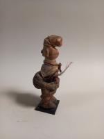 VILI ou YAKA, statuette fétiche en bois, plumes et cordes....