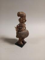 VILI ou YAKA, statuette fétiche en bois, plumes et cordes....