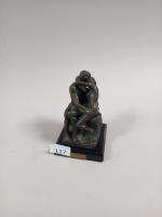 Reproduction d'après "le baiser" de Rodin, en bronze sur socle...