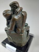 Reproduction d'après "le baiser" de Rodin, en bronze sur socle...