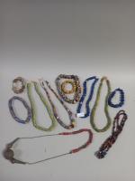 Afrique et divers, lot de colliers et bracelets en pierre...