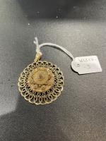 PENDENTIF de forme rosace, monture en or 750/°°, le centre...