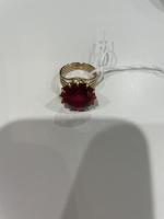 BAGUE or jaune 750/°° et pierre rouge. Poids brut :...