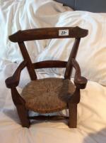 Fauteuil de poupée en bois clair, assise paillée. 31x 19...