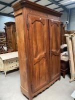 ARMOIRE en bois fruitier ouvrant à deux portes, posant sur...